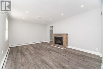 2077 Leighland Rd in Burlington, ON - Building Photo - Building Photo