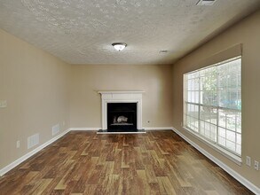 6536 Eastbriar Dr in Lithonia, GA - Building Photo - Building Photo