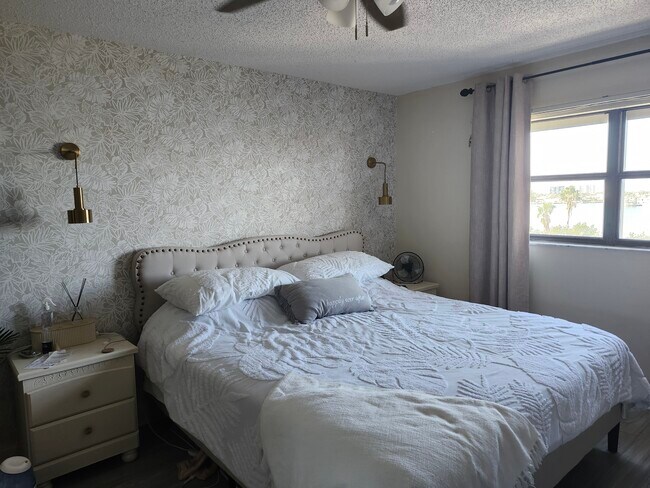 7050 Sunset Dr S in South Pasadena, FL - Building Photo - Building Photo
