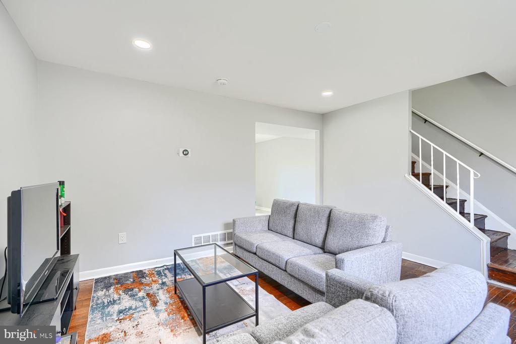 631 Charraway Rd in Baltimore, MD - Building Photo