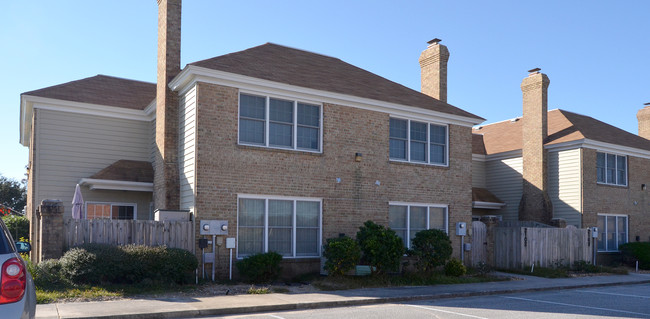 Sandpiper Cay in Kitty Hawk, NC - Foto de edificio - Building Photo