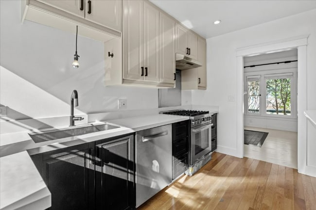 945 Marco Pl in Los Angeles, CA - Foto de edificio - Building Photo