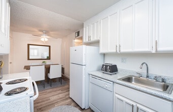 The Sandpiper Apartments in Sacramento, CA - Foto de edificio - Building Photo