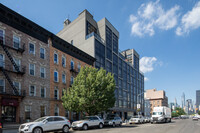 11-12 44th Dr in Long Island City, NY - Foto de edificio - Building Photo