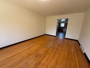 299 Park St in Oregon, WI - Foto de edificio - Building Photo