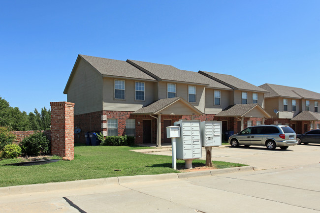 East Hills Townhomes in Mustang, OK - Foto de edificio - Building Photo