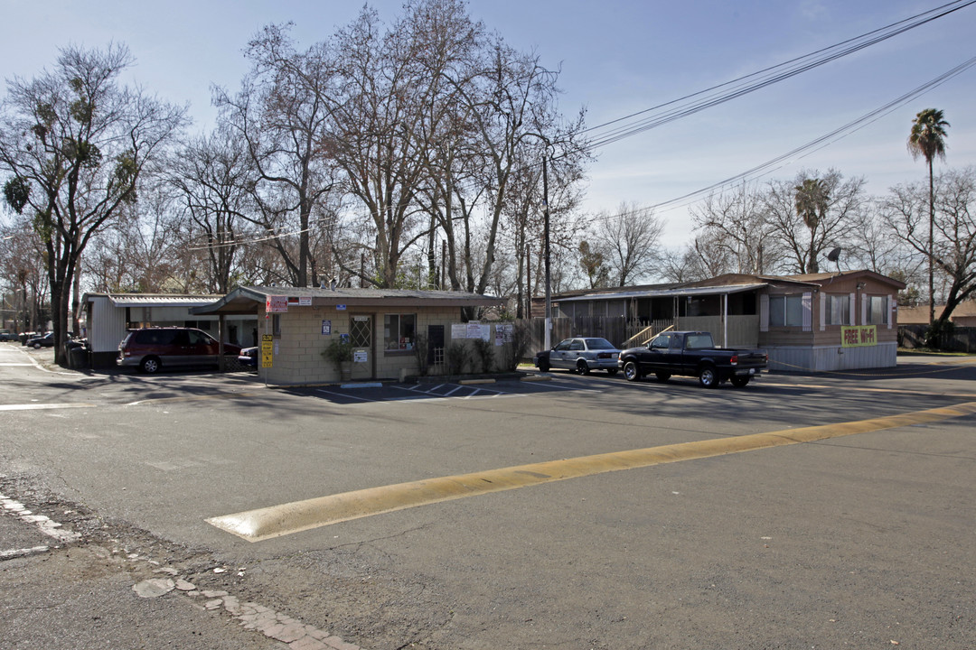 Caravan Village Mobile Home Park in Sacramento, CA - Foto de edificio