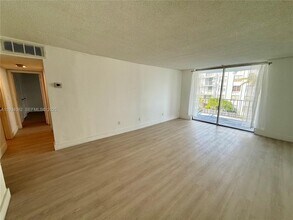 492 NW 165th St in Miami, FL - Building Photo - Building Photo