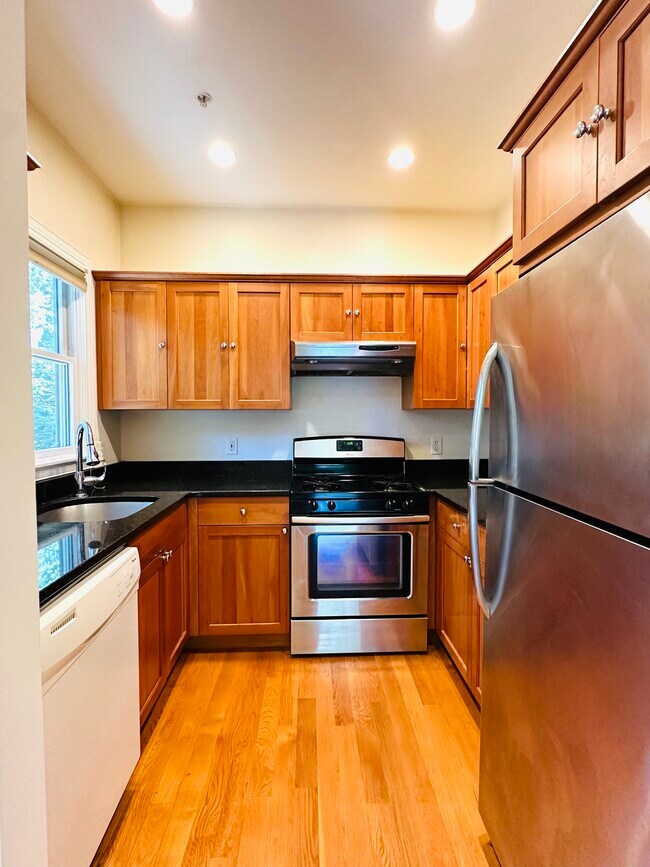 10 Selkirk Rd, Unit 2