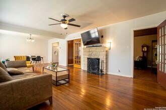 2441 W Mulberry Ave in San Antonio, TX - Building Photo - Building Photo