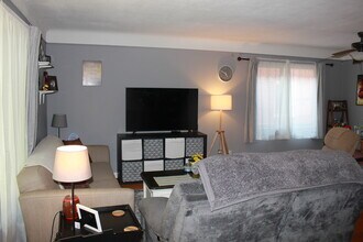 5606 Warwick Dr, Unit Lower in Parma, OH - Foto de edificio - Building Photo