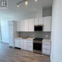 430 Square One Dr in Mississauga, ON - Building Photo