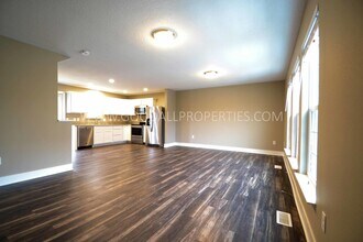 4307 153rd Pl in Urbandale, IA - Building Photo - Building Photo