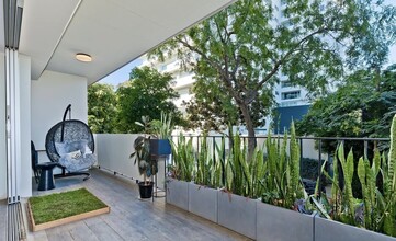818 N Doheny Dr, Unit #203 in West Hollywood, CA - Building Photo - Building Photo