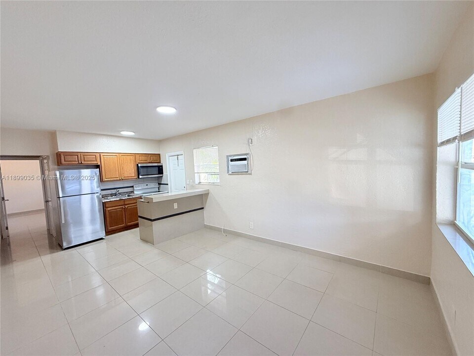 326 NE 6th St in Hallandale Beach, FL - Building Photo