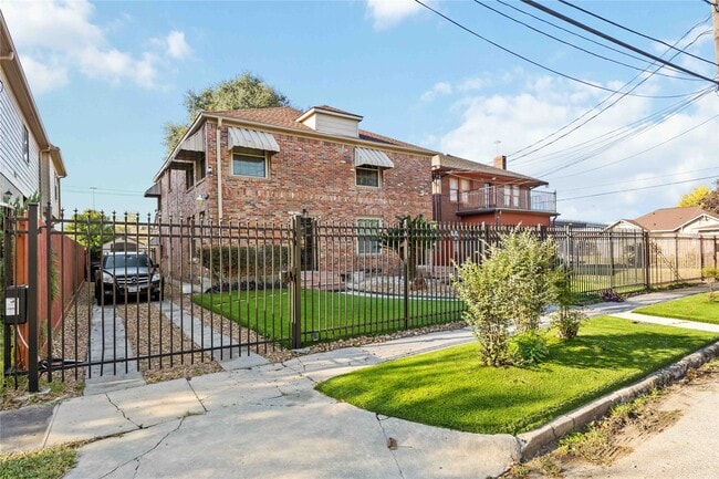 2104 Winbern St in Houston, TX - Foto de edificio - Building Photo