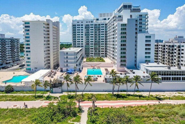 5401 Collins Ave in Miami Beach, FL - Foto de edificio - Building Photo