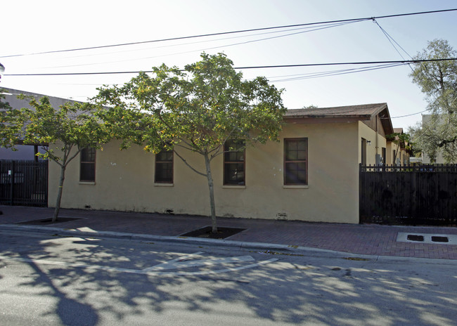 3650-3662 Grand Ave in Miami, FL - Foto de edificio - Building Photo