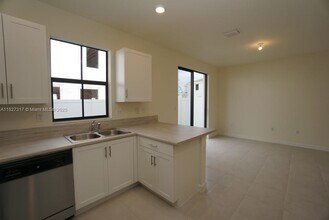 10911 W 33rd Ln in Hialeah, FL - Building Photo - Building Photo