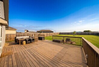 401 Alta Vis Ter in Seguin, TX - Foto de edificio - Building Photo