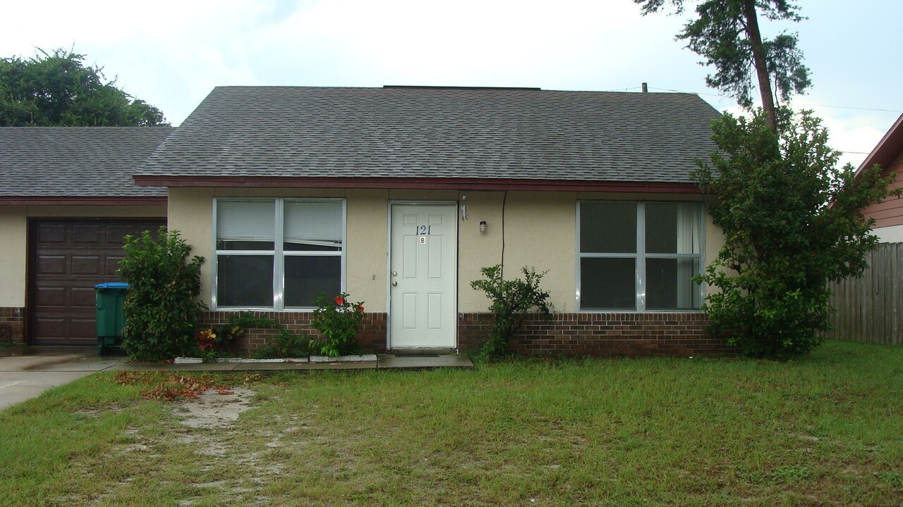 121 Cascade St in Deltona, FL - Building Photo