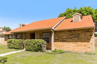 458 Rainier St in Cedar Hill, TX - Foto de edificio - Building Photo