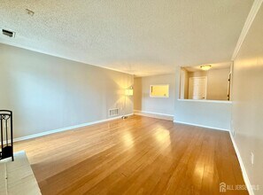 256 Willowbrook Dr in North Brunswick, NJ - Building Photo - Building Photo