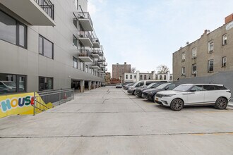 6002-6020 3rd Ave in Brooklyn, NY - Foto de edificio - Building Photo
