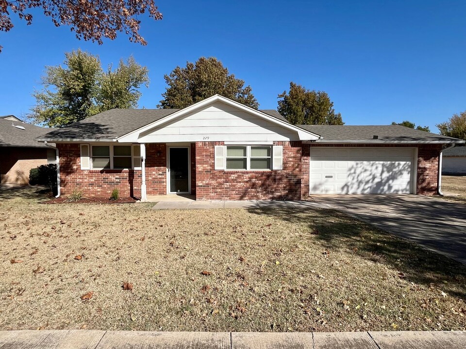 229 E Lincoln Ave in Edmond, OK - Building Photo