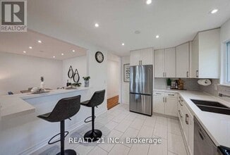 812 Sanok Dr in Pickering, ON - Building Photo - Building Photo