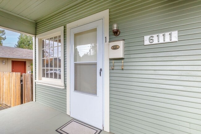 6111 SE Center St in Portland, OR - Building Photo - Building Photo