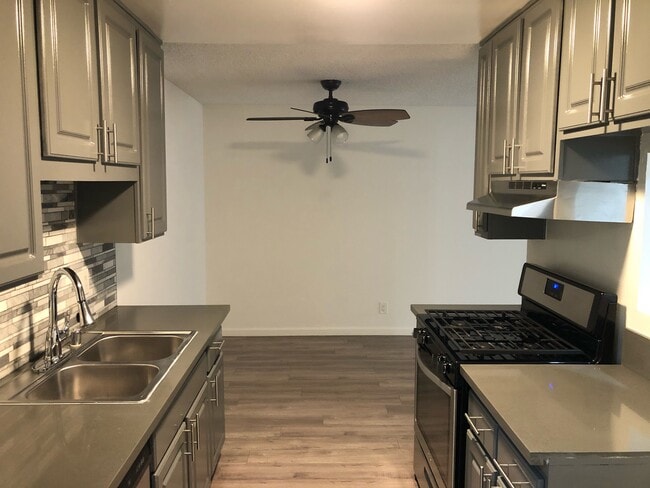 7500 Mason Ave, Unit 218 in Los Angeles, CA - Building Photo - Building Photo