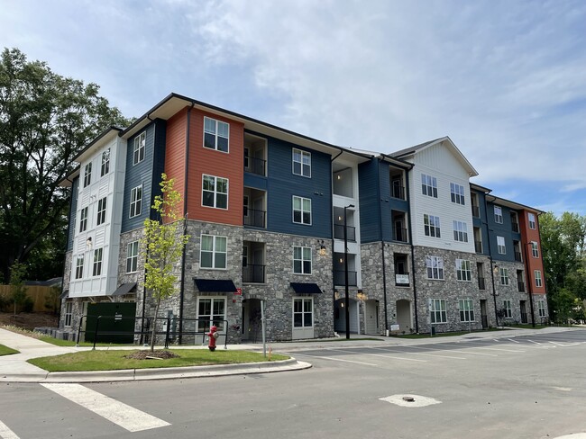 Fox Crossing Luxury Apartments in Durham, NC - Building Photo - Building Photo