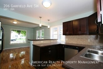 206 Garfield Ave SW in Grand Rapids, MI - Building Photo - Building Photo