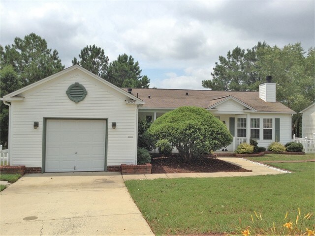 1202 Canterbury Brook Ln in Apex, NC - Building Photo