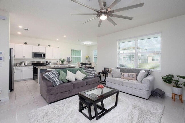 7810 NW Gladwell Ln in Port St. Lucie, FL - Foto de edificio - Building Photo