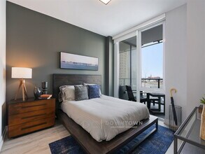 300 W Hill St, Unit 401 in Chicago, IL - Building Photo - Building Photo