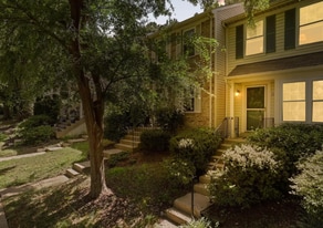 5680 White Dove Ln in Clifton, VA - Building Photo