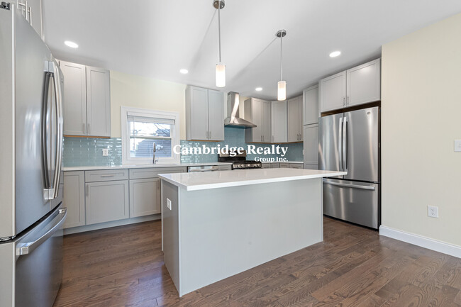 232 Fulton St, Unit A in Medford, MA - Foto de edificio - Building Photo