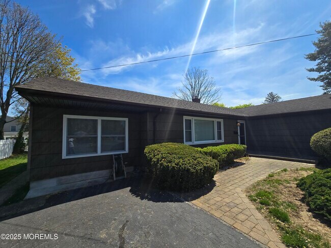 66 Poplar Ave in West Long Branch, NJ - Building Photo - Building Photo