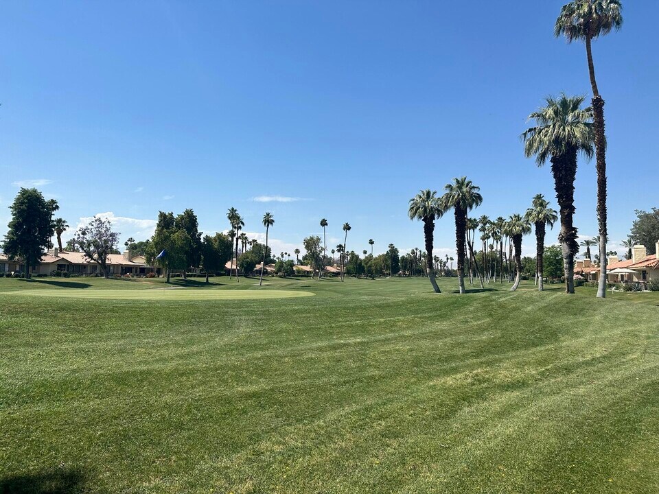 291 Serena Dr in Palm Desert, CA - Foto de edificio