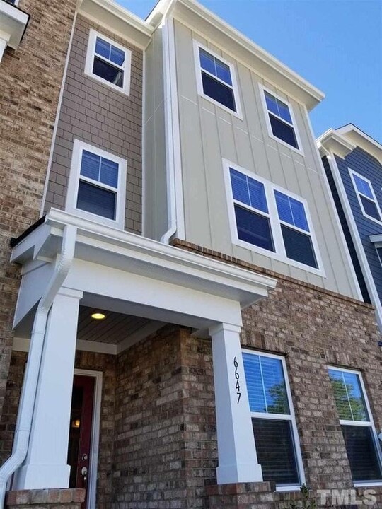 6647 Perry Creek Rd in Raleigh, NC - Building Photo