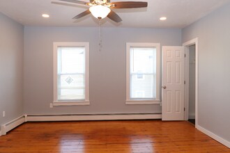 22 Forest St in Middleboro, MA - Foto de edificio - Building Photo