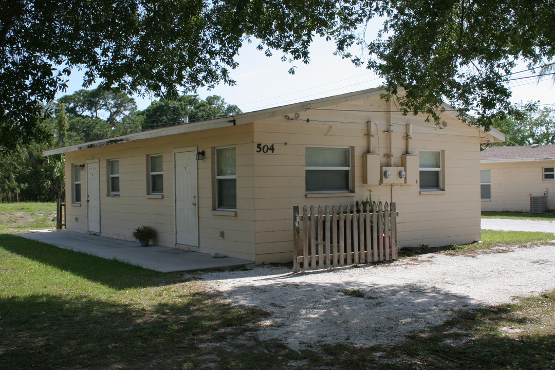 504 Collins Rd in Nokomis, FL - Foto de edificio