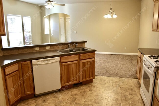 2333 NE Mary Rose Pl in Bend, OR - Building Photo - Building Photo