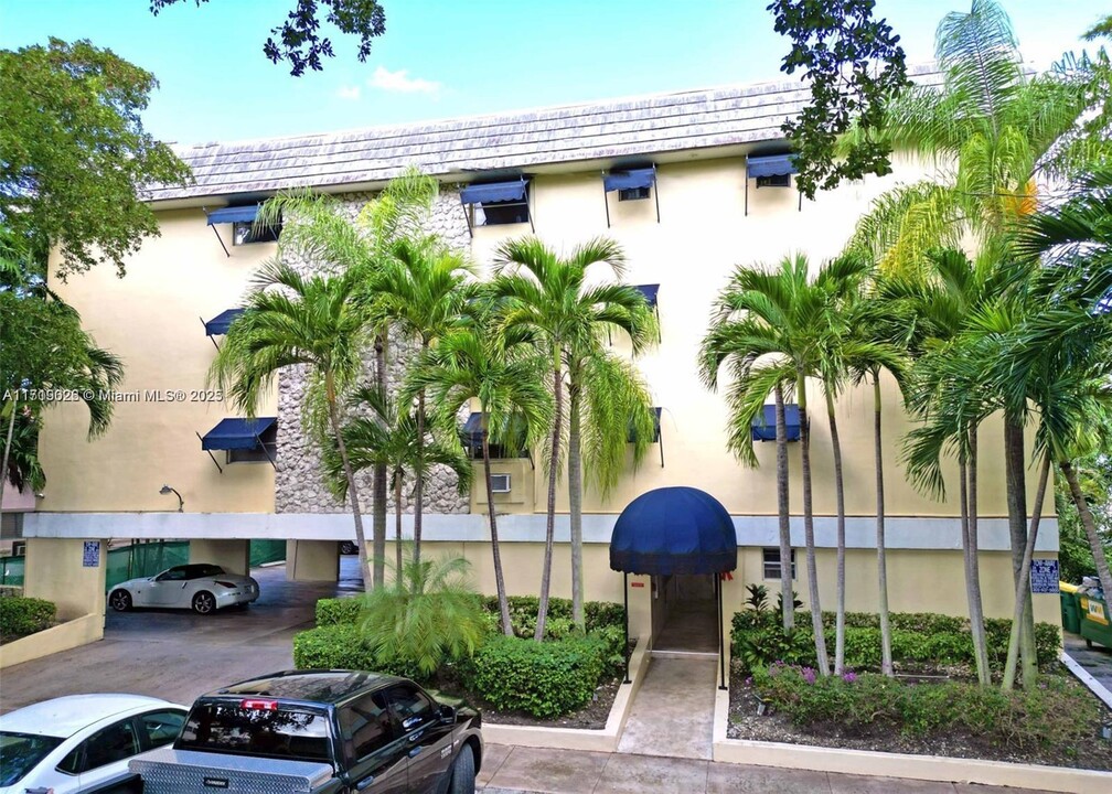 427 Santander Ave in Coral Gables, FL - Building Photo