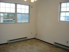 2105 Ashland St in Louisville, OH - Building Photo - Building Photo