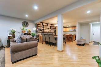18324 Clark St, Unit 205 in Tarzana, CA - Foto de edificio - Building Photo