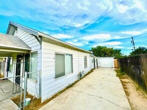 107 W Beechwood Ave in Fresno, CA - Building Photo - Building Photo