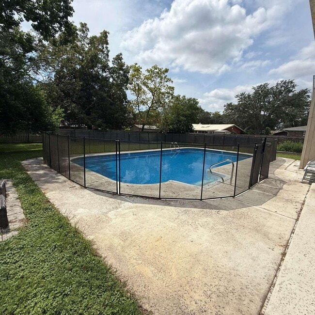 223 Lincoln Dr NW